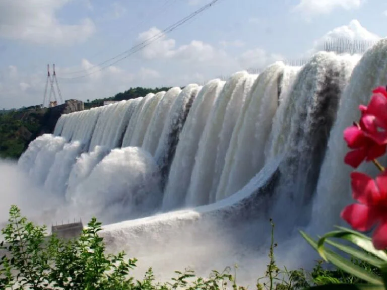 STATUE-OF-UNITY-WATERFALLS